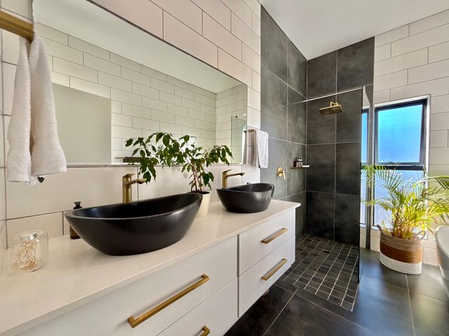 To Let 4 Bedroom Property for Rent in Sandown Western Cape